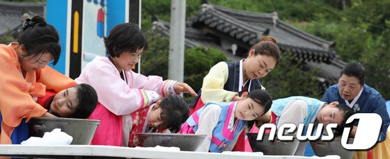 30일 대전 쌍청당공원에서 열린 판암골 단오한마당 행사에서 주민들이 창포물에 머리를 감고 있다. © News1