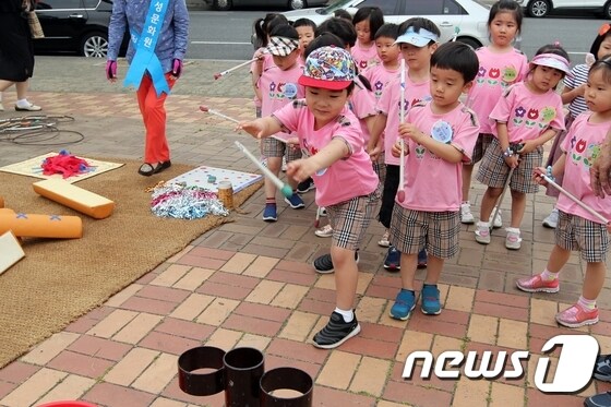 30일 대전 유성구 동화울 수변공원에서 열린 제20회 유성단오제에서 지역 유치원생들이 투호놀이를 체험하고 있다. © News1