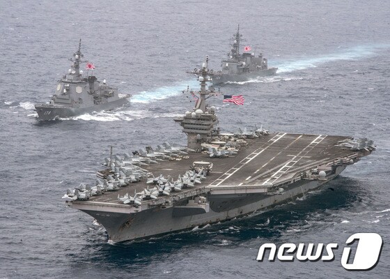 미국 해군 항공모함 '칼 빈슨'(앞)이 지난달 26일 필리핀해에서 일본 해상자위대 이지스 구축함과 합동훈련을 벌이고 있다. © AFP=뉴스1