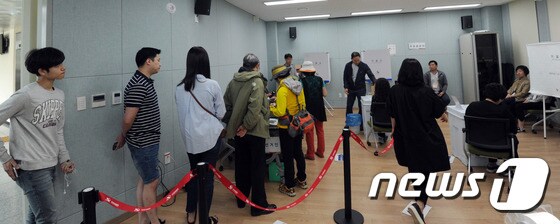 19대 대통령선거 사전투표 첫날인 4일 오전 광주 남구 푸른길도서관에 마련된 사전투표소를 찾은 유권자들이 투표 용지를 받게 위해 길게 줄을 서 있다. 2017.5.4/뉴스1 © News1 남성진 기자