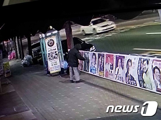 정모씨의 선거벽보 훼손 범행이 담긴 CCTV 화면 갭처. © News1