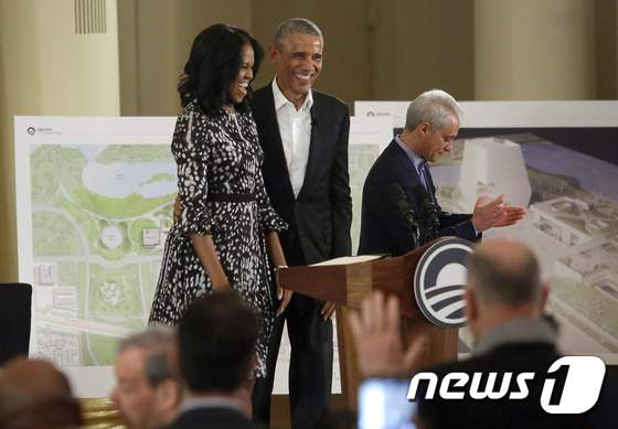 지난 3일(현지시간) 아내 미셸 오바마(맨 왼쪽)와 함께 시카고 사우스쇼어 문화센터를 방문해 행사를 가진 버락 오바마 전 미국 대통령(가운데). © AFP=뉴스1