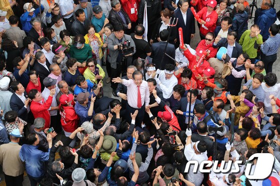 홍준표 자유한국당 대선후보가 4일 오후 충북 제천 중앙로에서 유세를 마친 뒤 인사하고 있다. 2017.5.4/뉴스1 © News1 박지혜 기자