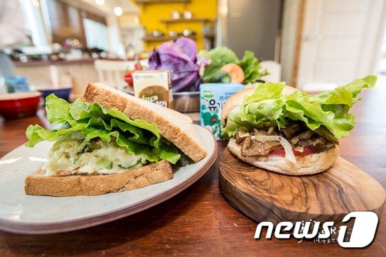 달걀, 우유, 버터 등 동물성 재료가 일절 들어가지 않은 버거와 샌드위치.(사진 카라 제공)© News1