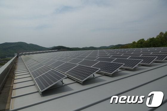 신성이엔지 용인공장 옥상에 설치된 태양광패널. © News1