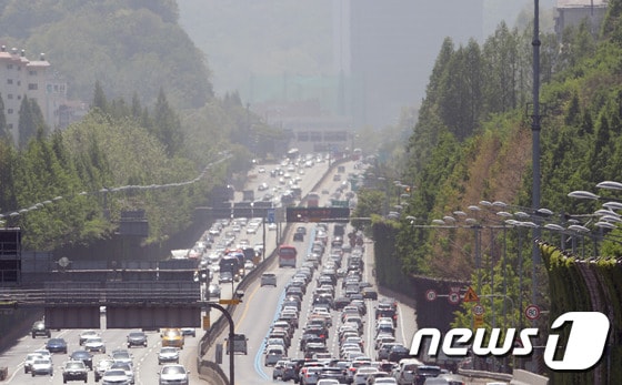 서울 서초구 잠원IC 인근에서 바라본 경부고속도로. 뉴스1 DB © News1 오대일 기자