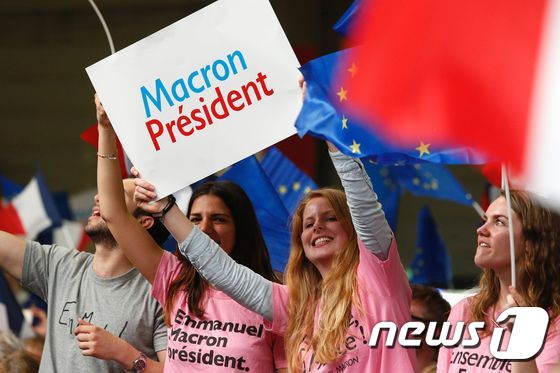 제25대 프랑스 대통령에 당선된 에마뉘엘 마크롱의 젊은 지지자들. © AFP=뉴스1