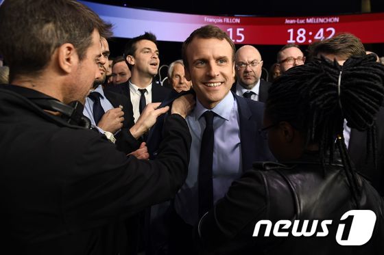 에마뉘엘 마크롱 프랑스 대통령 당선인의 TV토론 직후 모습. © AFP=뉴스1