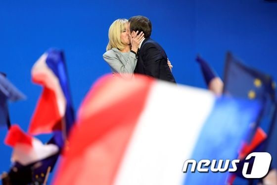아내 브리짓 트로뉴와 키스하는 에마뉘엘 마크롱 프랑스 대통령 당선인. © AFP=뉴스1