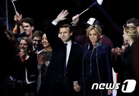 7일 프랑스 대통령이 된 에마뉘엘 마크롱과 그 아내 브리지트 트로뉴© AFP=뉴스1
