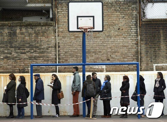 7일(현지시간) 투표를 위해 줄을 선 프랑스 유권자들. © AFP=뉴스1