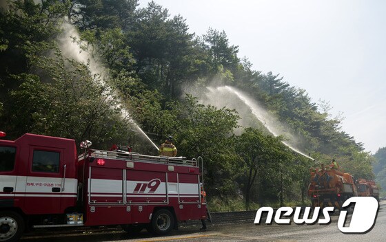 이달 8일 강릉에서 발생한 산불 진화 작업을 벌이고 있는 소방공무원들. (뉴스1 DB) 2017.5.8/뉴스1 © News1 이찬우 기자