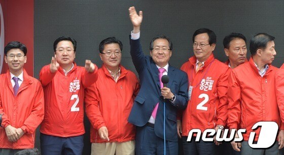 홍준표 자유한국당 대선후보가 8일 오후 대전 중구 으능정이 문화거리에서 시민들에게 손을 흔들며 인사를 하고 있다. © News1