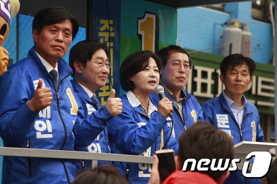추미애 더불어민주당 상임 공동선대위원장이 8일 대전 동구 중앙시장 입구에서 문재인 후보의 지지를 호소하고 있다. © News1