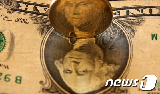 유로 동전과 미국 달러 지폐© AFP=뉴스1