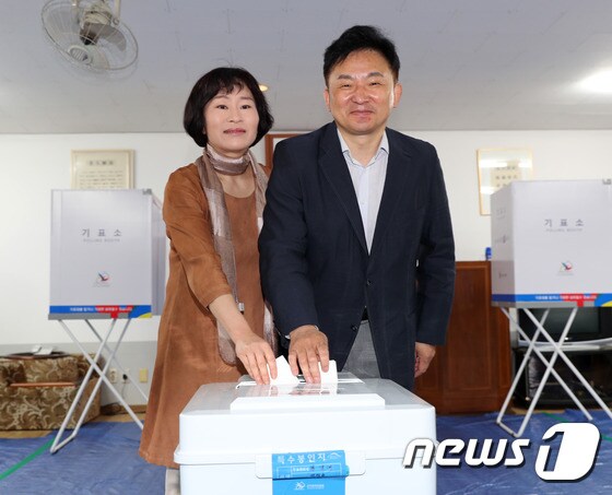 2017년 5월 9일 19대 대선 투표에 나선 원희룡 제주지사와 부인 강윤형씨. (제주시 제공) © News1 