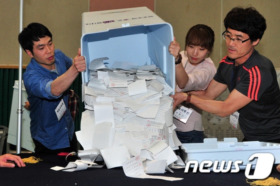 9일 오후 8시 19대 대선 투표가 종료된 가운데 경북 포항시 흥해실내체육관에서 개표종사원들이 투표지를 분류하고 있다.2017.5.9/뉴스1 © News1 최창호 기자