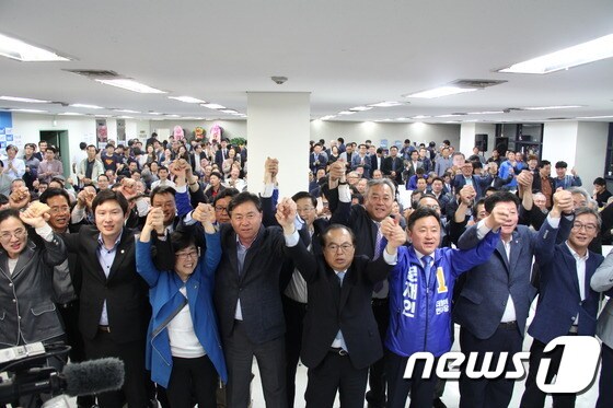 민주당 부산선대위 '대선 환호'