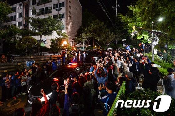 19대 대통령 선거날 문재인 대통령의 서울 홍은동 자택 앞 모습. © News1