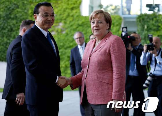 앙겔라 메르켈 독일 총리와 리커창 중국 총리가 지난달 31일(현지시간) 독일 베를린의 총리관저에서 회담에 앞서 악수를 하고 있다. © AFP=뉴스1 © News1 우동명 기자