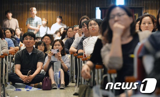 서울 강남구 숙명여자고등학교에서 이투스교육 주최로 열린 2019학년도 대입전략설명회를 찾은 학부모들과 수험생들이 입시전문가의 설명을 듣고 있다./뉴스1 © News1 이재명 기자