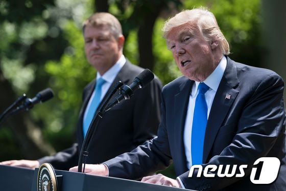 도널드 트럼프 대통령이 9일(현지시간) 백악관 로즈가든에서 클라우스 요하니스 루마니아 대통령과 공동 기자회견을 했다. © AFP=뉴스1