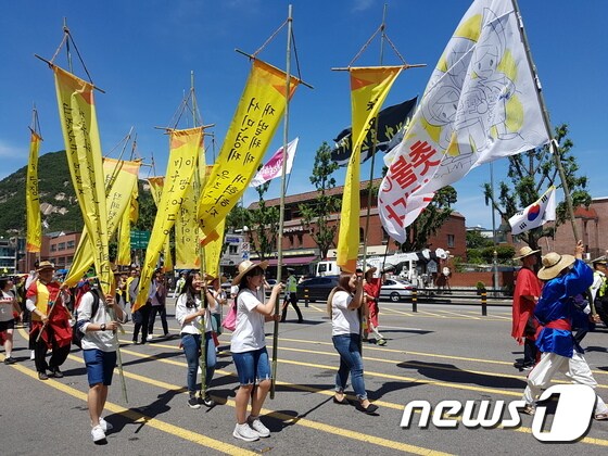 10일 오후 '촛불시민군' 100여명이 서울 종로구 청운동주민센터에서 서울광장을 향해 행진을 하고있다. © News1