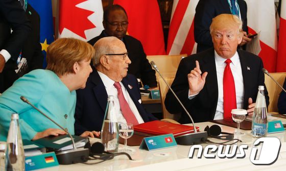 도널드 트럼프 미국 대통령이 지난 5월 27일 G7 정상회담에서 앙겔라 메르켈 독일 총리 등과 대화하고 있다.© AFP=뉴스1
