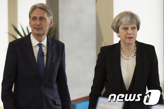 필립 해먼드 영국 재무장관(왼쪽)과 메이 총리.© AFP=뉴스1
