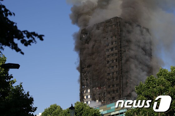 수백명이 입주해 있는 영국 런던 서부의 24층짜리 아파트 '그렌펠 타워'에서 14일(현지시간) 새벽 큰불이 났다. © AFP=뉴스1