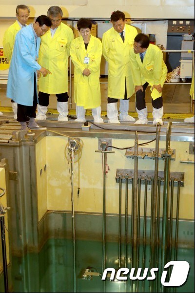 대전시의회 원자력안전특위는 15일 한국원자력연구원을 방문해 주요 시설을 둘러봤다. © News1