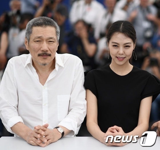 홍상수 감독(왼쪽)과 김민희 © AFP=News1