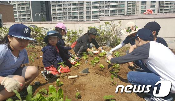서울잠신초 학교 텃밭 모습(잠신초 제공)© News1