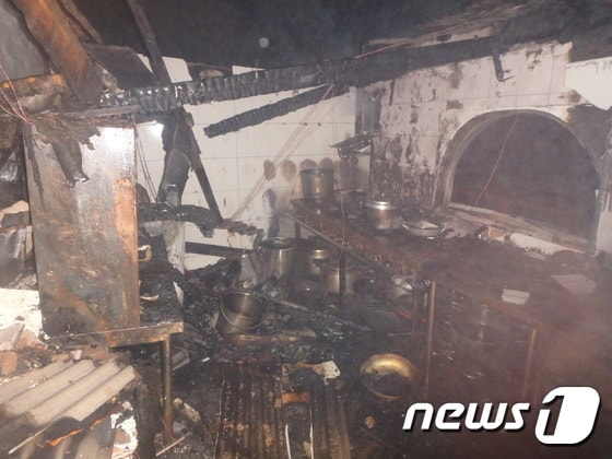 16일 새벽 경기 고양시의 한 음식점에서 발생한 화재로 불에 탄 주방. /사진제공=고양소방서 © News1