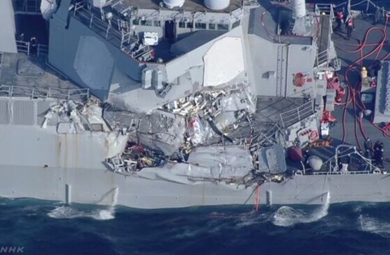 17일 새벽 일본 해상에서 미 해군 이지스 구축함 '피츠제럴드'와 필리핀 선적 컨테이너선이 충돌했다. (NHK 갈무리)