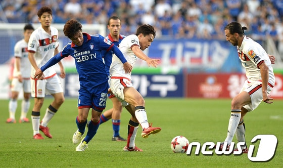 수원 삼성과 FC서울가 12일 오후 7시 수원월드컵경기장에서 올 시즌 세 번째 슈퍼매치를 치른다. © News1