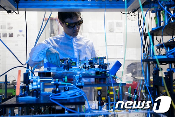 양자암호통신 실험망이 구축되어 있는 SK텔레콤 분당 사옥에서 연구원들이 양자암호통신 관련 장비를 테스트하는 모습. (SKT 제공) 2017.6.19/뉴스1 © News1