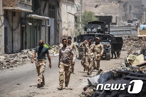 18일(현지시간) 이라크 모술에서 IS 소탕전을 펼치고 있는 이라크 군인들 © AFP=뉴스1
