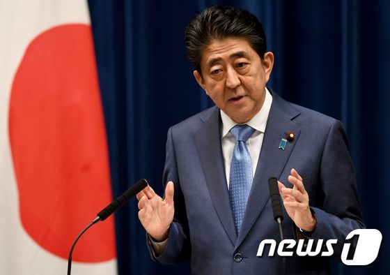 아베 신조 일본 총리가 19일 오후 관저에서 통상국회(정기국회) 폐회에 즈음한 기자회견을 하고 있다. © AFP=뉴스1