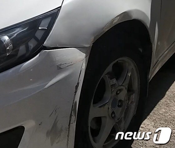 렌터카 영업점 직원들이 고객 몰래 차 바퀴 윗부분을 파손시킨 모습.(부산지방경찰청 제공)© News1