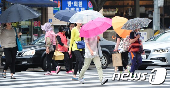 출근길 시민들이 비를 피해 걸음을 재촉하고 있다./뉴스1 © News1 이석형 기자