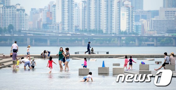 초여름 무더위가 이어진 지난 20일 오후 서울 여의도 물빛광장을 찾은 시민들이 더위를 식히고 있다. 2017.6.20/뉴스1 © News1 박지혜 기자