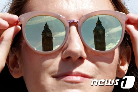 런던의 뙤약볕을 색안경으로 피해 보려는 관광객. © AFP=뉴스1