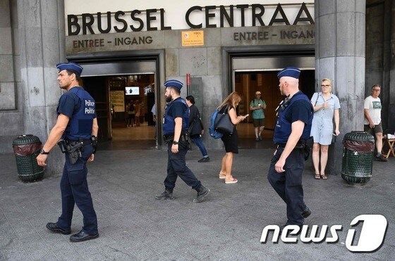 벨기에 경찰이 21일(현지시간) 브뤼셀 중앙역에서 순찰을 돌고 있다. © AFP=뉴스1