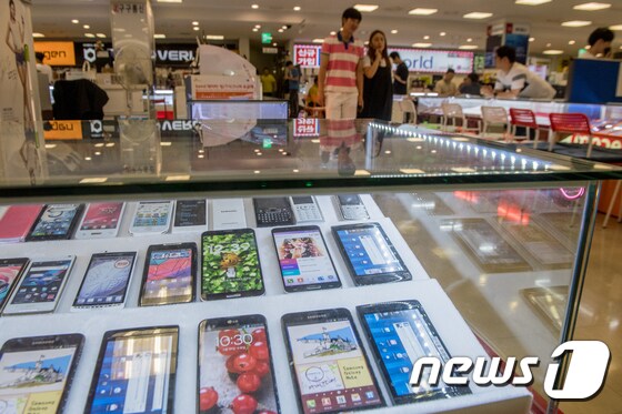 서울 시내 한 휴대폰 판매점의 모습/뉴스1 © News1 
