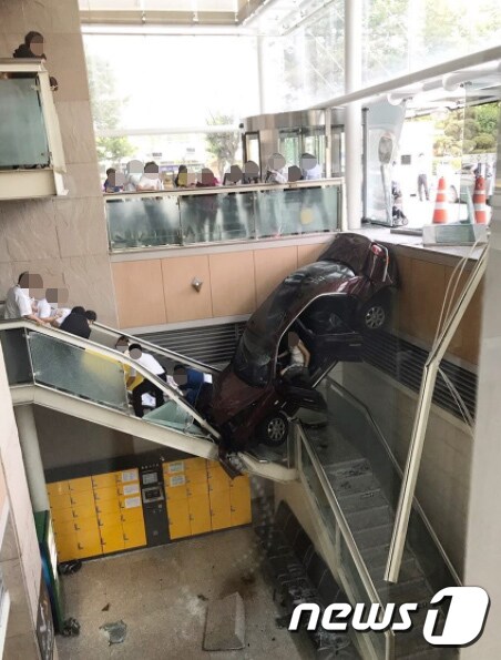 22일 오후 경기도 고양시 일산 백병원에서 승용차가 병원 건물로 돌진해 추락했다. 차량이 지하 1층 계단으로 곤두박질치면서 계단에 있던 2명이 다쳐 응급실로 옮겨졌다. (SNS 캡처) 2017.6.22/뉴스1