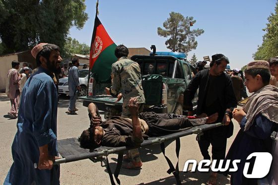 아프가니스탄 헬만드주 라쉬카르가시에서 22일(현지시간) 자살폭탄을 실은 차량 돌진이 있어 많은 사상자가 발생했다.  © AFP=뉴스1