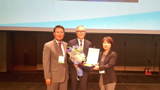 (좌측부터)식품과학회 박현진 회장·이광원 교수·김현위 소장.© News1
