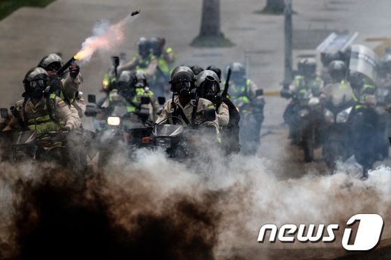 베네수엘라 반(反)정부 시위 진압을 위해 나선 경찰. © AFP=뉴스1
