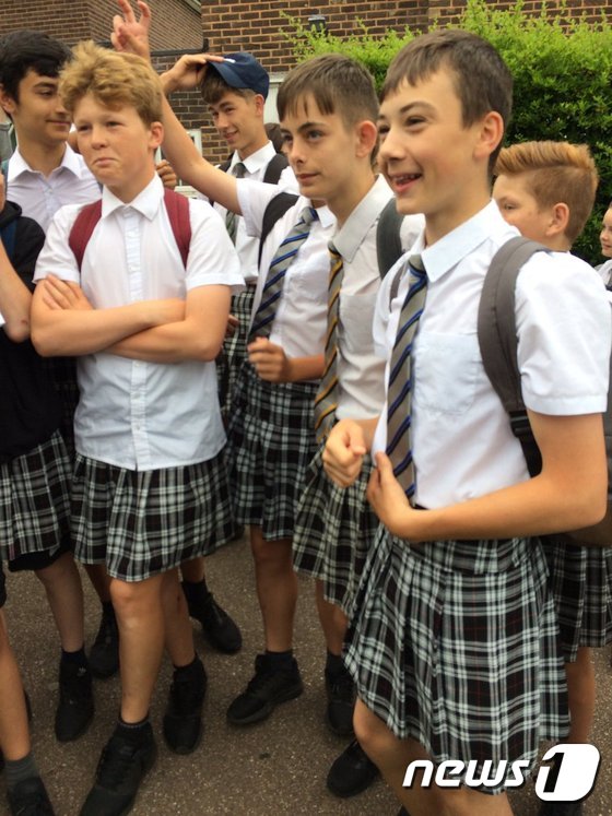 BBC 기자의 트위터에 엑스터에 있는 이스카 아카데미 남학생들이 반바지 금지 규정에 맞서 교복 치마를 입고 등교한 사진이 실렸다. © News1